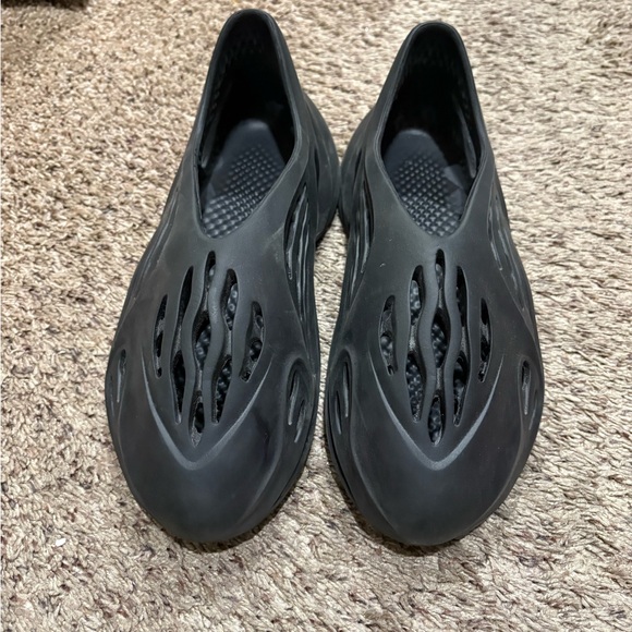 Yeezy Foam Runners ‘Onyx’ - Picture 2 of 5